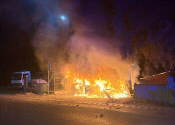 Un tânăr de 18 ani a făcut scrum un Passat, după ce a intrat cu mașina într-un gard și într-un copac, la Rușii-Mănăstioara. Autoturismul a fost mistuit de flăcări, iar șoferul a ajuns la spital
