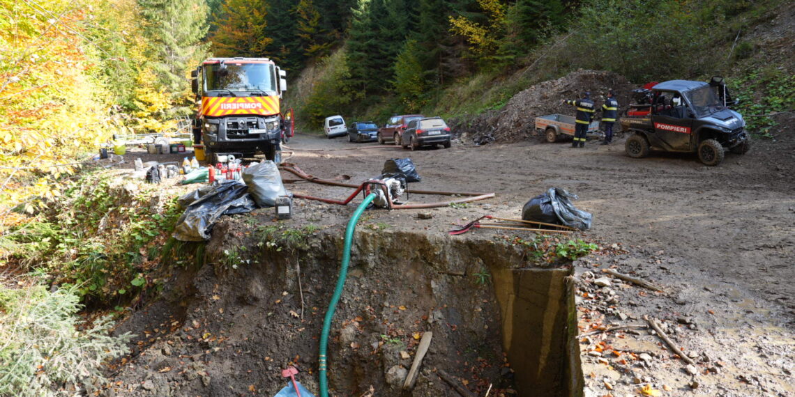 A treia zi de luptă cu incendiul din pădurea de la Marginea! Focul continuă să ardă sub pământ, alimentat de turbă. Aproximativ 15 hectare au fost afectate, iar pompierii răscolesc și inundă solul pentru a stinge focarele ascunse