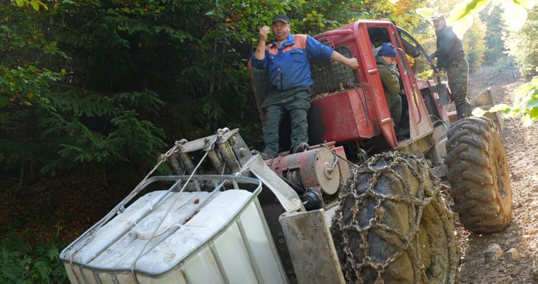 A treia zi de luptă cu incendiul din pădurea de la Marginea! Focul continuă să ardă sub pământ, alimentat de turbă. Aproximativ 15 hectare au fost afectate, iar pompierii răscolesc și inundă solul pentru a stinge focarele ascunse