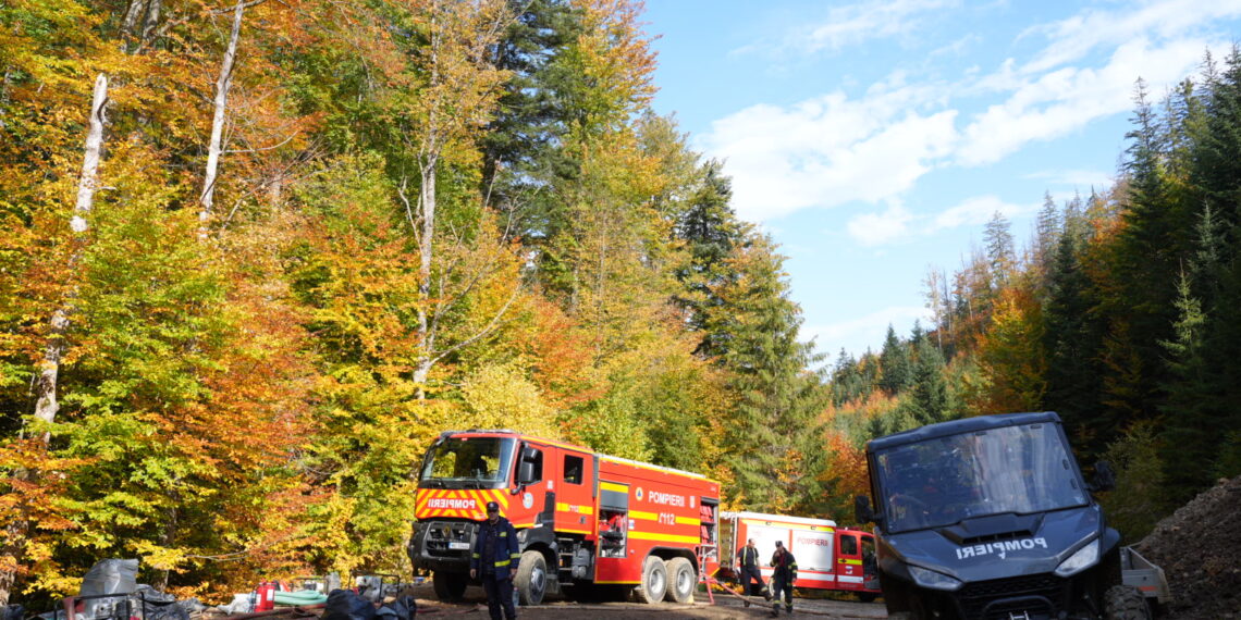 A treia zi de luptă cu incendiul din pădurea de la Marginea! Focul continuă să ardă sub pământ, alimentat de turbă. Aproximativ 15 hectare au fost afectate, iar pompierii răscolesc și inundă solul pentru a stinge focarele ascunse
