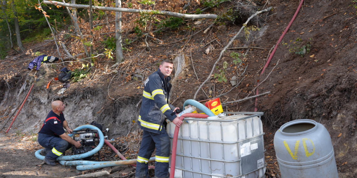 A treia zi de luptă cu incendiul din pădurea de la Marginea! Focul continuă să ardă sub pământ, alimentat de turbă. Aproximativ 15 hectare au fost afectate, iar pompierii răscolesc și inundă solul pentru a stinge focarele ascunse