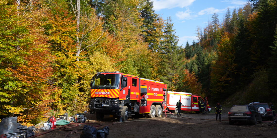 A treia zi de luptă cu incendiul din pădurea de la Marginea! Focul continuă să ardă sub pământ, alimentat de turbă. Aproximativ 15 hectare au fost afectate, iar pompierii răscolesc și inundă solul pentru a stinge focarele ascunse