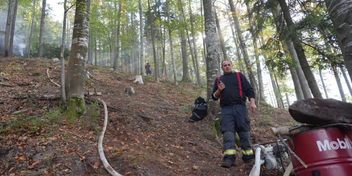 A treia zi de luptă cu incendiul din pădurea de la Marginea! Focul continuă să ardă sub pământ, alimentat de turbă. Aproximativ 15 hectare au fost afectate, iar pompierii răscolesc și inundă solul pentru a stinge focarele ascunse