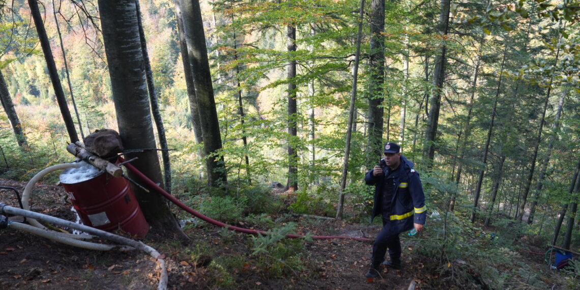 A treia zi de luptă cu incendiul din pădurea de la Marginea! Focul continuă să ardă sub pământ, alimentat de turbă. Aproximativ 15 hectare au fost afectate, iar pompierii răscolesc și inundă solul pentru a stinge focarele ascunse