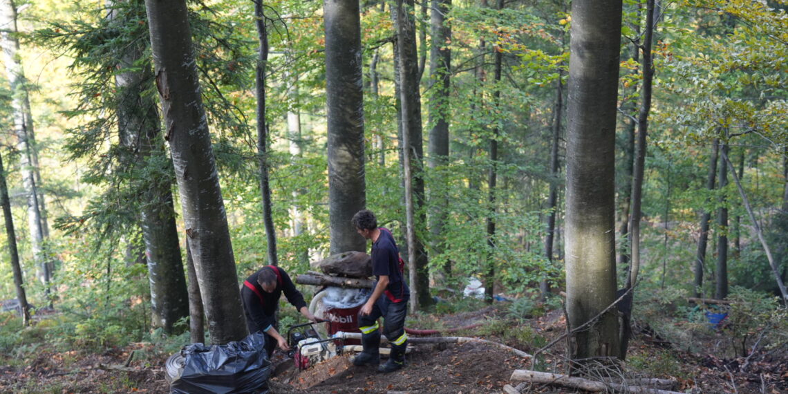 A treia zi de luptă cu incendiul din pădurea de la Marginea! Focul continuă să ardă sub pământ, alimentat de turbă. Aproximativ 15 hectare au fost afectate, iar pompierii răscolesc și inundă solul pentru a stinge focarele ascunse