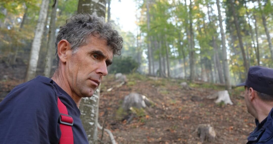 A treia zi de luptă cu incendiul din pădurea de la Marginea! Focul continuă să ardă sub pământ, alimentat de turbă. Aproximativ 15 hectare au fost afectate, iar pompierii răscolesc și inundă solul pentru a stinge focarele ascunse
