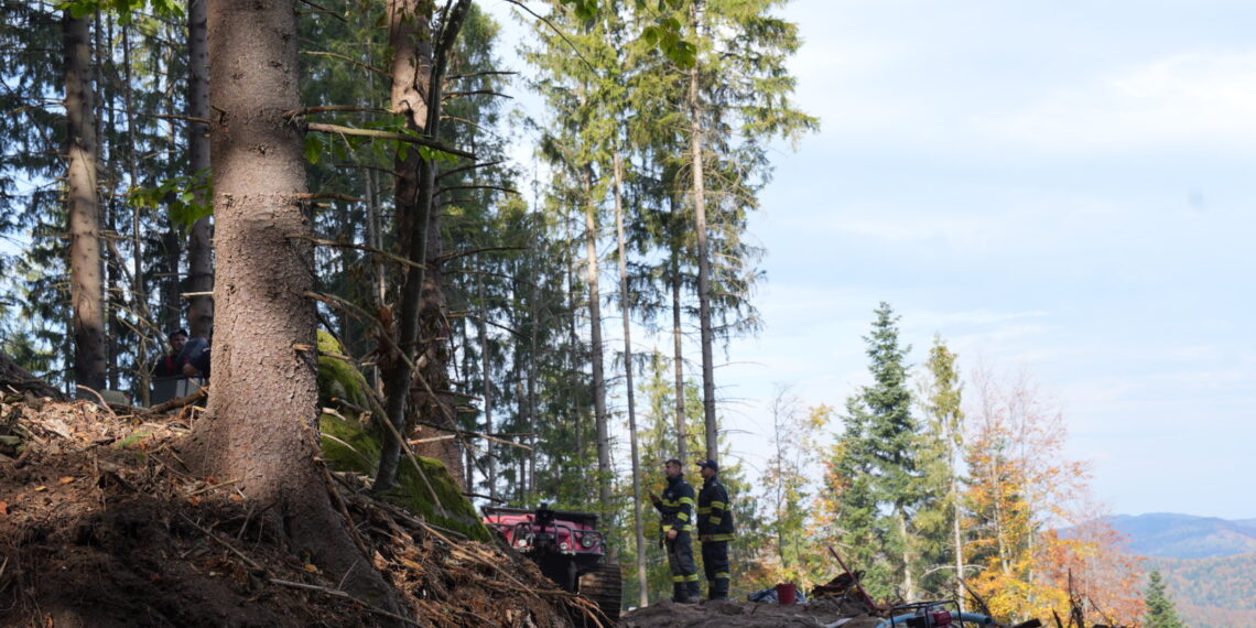 A treia zi de luptă cu incendiul din pădurea de la Marginea! Focul continuă să ardă sub pământ, alimentat de turbă. Aproximativ 15 hectare au fost afectate, iar pompierii răscolesc și inundă solul pentru a stinge focarele ascunse