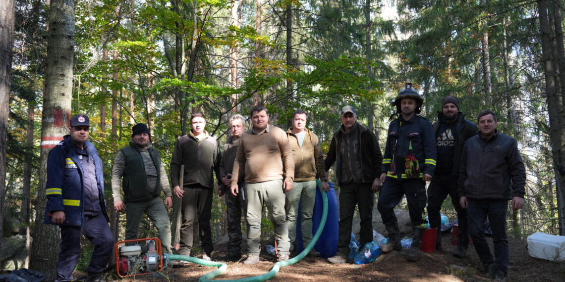 A treia zi de luptă cu incendiul din pădurea de la Marginea! Focul continuă să ardă sub pământ, alimentat de turbă. Aproximativ 15 hectare au fost afectate, iar pompierii răscolesc și inundă solul pentru a stinge focarele ascunse