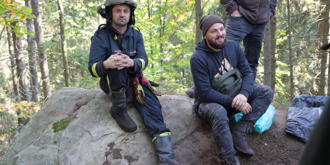 A treia zi de luptă cu incendiul din pădurea de la Marginea! Focul continuă să ardă sub pământ, alimentat de turbă. Aproximativ 15 hectare au fost afectate, iar pompierii răscolesc și inundă solul pentru a stinge focarele ascunse