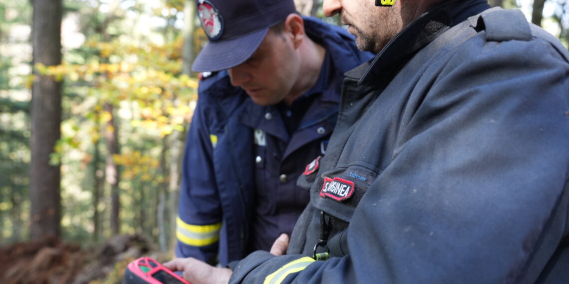 A treia zi de luptă cu incendiul din pădurea de la Marginea! Focul continuă să ardă sub pământ, alimentat de turbă. Aproximativ 15 hectare au fost afectate, iar pompierii răscolesc și inundă solul pentru a stinge focarele ascunse