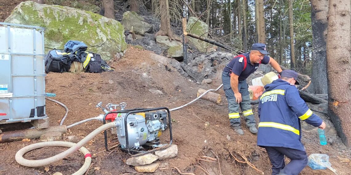 A treia zi de luptă cu incendiul din pădurea de la Marginea! Focul continuă să ardă sub pământ, alimentat de turbă. Aproximativ 15 hectare au fost afectate, iar pompierii răscolesc și inundă solul pentru a stinge focarele ascunse
