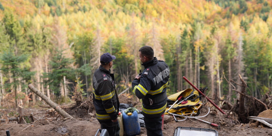 A treia zi de luptă cu incendiul din pădurea de la Marginea! Focul continuă să ardă sub pământ, alimentat de turbă. Aproximativ 15 hectare au fost afectate, iar pompierii răscolesc și inundă solul pentru a stinge focarele ascunse