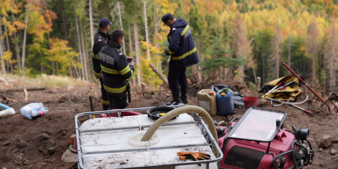 A treia zi de luptă cu incendiul din pădurea de la Marginea! Focul continuă să ardă sub pământ, alimentat de turbă. Aproximativ 15 hectare au fost afectate, iar pompierii răscolesc și inundă solul pentru a stinge focarele ascunse