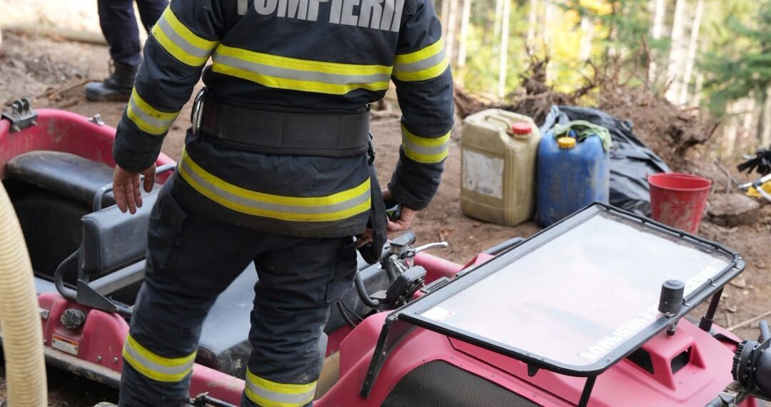 A treia zi de luptă cu incendiul din pădurea de la Marginea! Focul continuă să ardă sub pământ, alimentat de turbă. Aproximativ 15 hectare au fost afectate, iar pompierii răscolesc și inundă solul pentru a stinge focarele ascunse