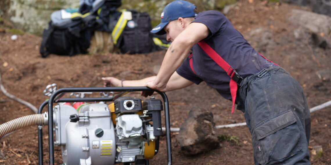 A treia zi de luptă cu incendiul din pădurea de la Marginea! Focul continuă să ardă sub pământ, alimentat de turbă. Aproximativ 15 hectare au fost afectate, iar pompierii răscolesc și inundă solul pentru a stinge focarele ascunse