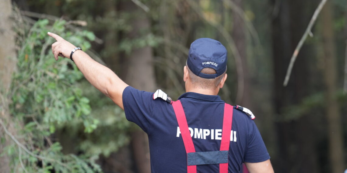 A treia zi de luptă cu incendiul din pădurea de la Marginea! Focul continuă să ardă sub pământ, alimentat de turbă. Aproximativ 15 hectare au fost afectate, iar pompierii răscolesc și inundă solul pentru a stinge focarele ascunse