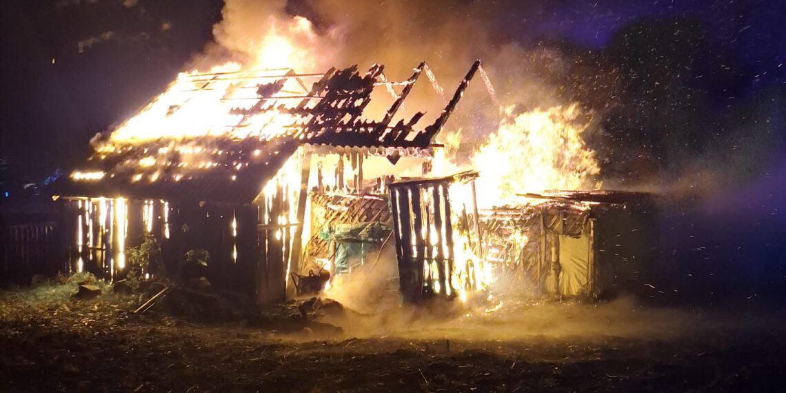 Incendiu într-o gospodărie din Zaharești. O magazie și un adăpost pentru animale au ars pe o suprafață de 60 de metri pătrați. Pompierii au salvat casa de locuit