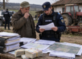 Un jandarm și tatăl său au obținut subvenții agricole folosind contracte de arendă falsificate, inclusiv pe numele unor persoane decedate. Condamnați definitiv la câte doi ani de închisoare cu suspendare, trebuie să restituie peste 64.000 de lei