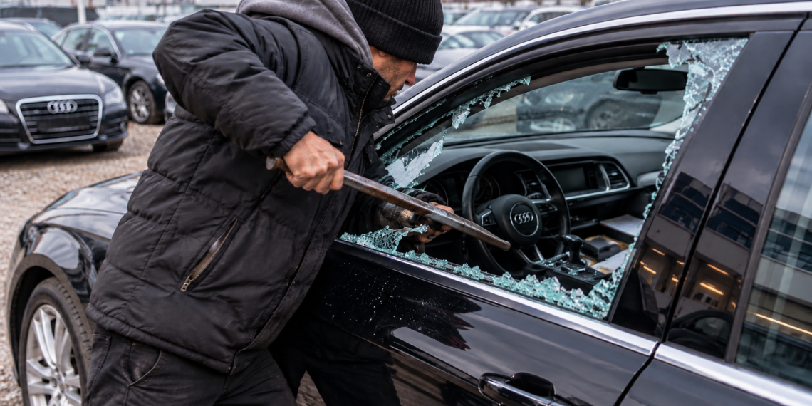 La 10 zile după ce a ieșit din pușcărie, un recidivist a spart un Audi din piața auto Rădăuți. A spus că n-avea bani de mâncare, băutură și țigări. N-a furat nimic, dar Curtea de Apel Suceava i-a dublat pedeapsa