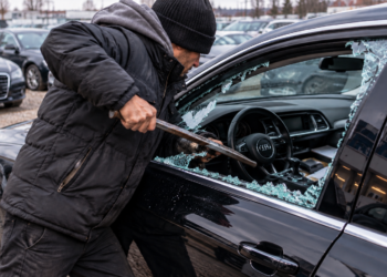 La 10 zile după ce a ieșit din pușcărie, un recidivist a spart un Audi din piața auto Rădăuți. A spus că n-avea bani de mâncare, băutură și țigări. N-a furat nimic, dar Curtea de Apel Suceava i-a dublat pedeapsa