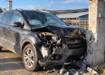 Somnul l-a învins în mijlocul zilei! Un rădăuțean a adormit la volan și a intrat cu mașina într-un stâlp de beton. Atât el, cât și femeia aflată în dreapta au fost răniți