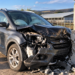 Somnul l-a învins în mijlocul zilei! Un rădăuțean a adormit la volan și a intrat cu mașina într-un stâlp de beton. Atât el, cât și femeia aflată în dreapta au fost răniți