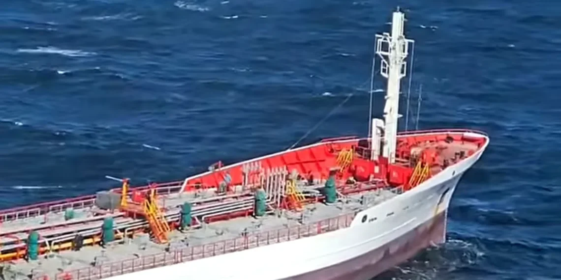 Cinci marinari salvați cu elicopterul de pe o navă avariată în Marea Neagră. Alți patru sunt dați dispăruți, iar valurile uriașe îngreunează intervenția