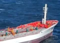 Cinci marinari salvați cu elicopterul de pe o navă avariată în Marea Neagră. Alți patru sunt dați dispăruți, iar valurile uriașe îngreunează intervenția