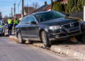 A rămas cu mașina suspendată pe un trotuar din Siret, după ce s-a urcat băut la volan