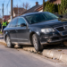 A rămas cu mașina suspendată pe un trotuar din Siret, după ce s-a urcat băut la volan