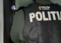Aproape un kilogram de canabis și o plantă matură, descoperite în locuința unui bărbat din Curtea de Argeș. Acesta a fost arestat pentru trafic de droguri