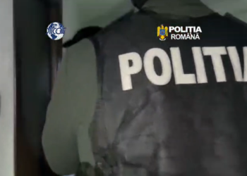 Aproape un kilogram de canabis și o plantă matură, descoperite în locuința unui bărbat din Curtea de Argeș. Acesta a fost arestat pentru trafic de droguri