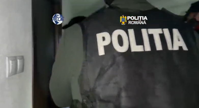 Aproape un kilogram de canabis și o plantă matură, descoperite în locuința unui bărbat din Curtea de Argeș. Acesta a fost arestat pentru trafic de droguri
