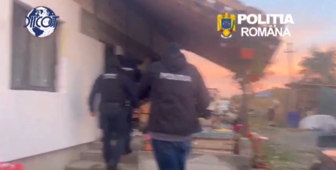 Un deținut recidivist ar fi pus la vânzare droguri din penitenciar, prin intermediul unei rude spirituale. Un tânăr de 26 de ani din Mioveni a murit după ce a fumat o țigară cu substanța respectivă. Trei inculpați, arestați preventiv