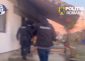 Un deținut recidivist ar fi pus la vânzare droguri din penitenciar, prin intermediul unei rude spirituale. Un tânăr de 26 de ani din Mioveni a murit după ce a fumat o țigară cu substanța respectivă. Trei inculpați, arestați preventiv