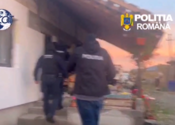 Un deținut recidivist ar fi pus la vânzare droguri din penitenciar, prin intermediul unei rude spirituale. Un tânăr de 26 de ani din Mioveni a murit după ce a fumat o țigară cu substanța respectivă. Trei inculpați, arestați preventiv