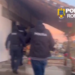 Un deținut recidivist ar fi pus la vânzare droguri din penitenciar, prin intermediul unei rude spirituale. Un tânăr de 26 de ani din Mioveni a murit după ce a fumat o țigară cu substanța respectivă. Trei inculpați, arestați preventiv