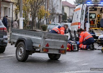 Detalii despre accidentul mortal de la Fălticeni. Un bărbat de 66 de ani s-a dezechilibrat pe trotuar și a căzut pe trecerea de pietoni, fiind călcat de roata unei rulote tractate de un BMW condus de un tânăr de 22 de ani