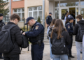 Polițiștii continuă controalele în școlile din Rădăuți. Încă 227 de ghiozdane, luate la puricat. Nici de această dată nu au fost găsite droguri sau obiecte periculoase