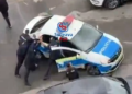 Polițist de la BIC Suceava, luat pe sus de colegii săi după ce a făcut scandal în zona Nordic. Bărbatul a încercat să scape din autospecială, iar un agent a pulverizat spray lacrimogen în mașină, lăsându-l și pe șofer pe dinafară