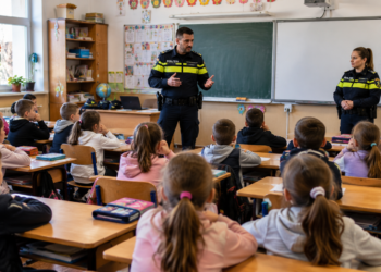 Polițiștii au discutat cu 44 de elevi de la Școala Primară Pojorâta despre bullying, violență și comportamentul pe drumurile publice