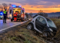 Un Smart a făcut o tumbă în șanț, la Vicovu de Jos, și a ajuns din nou pe roți. Șoferul nu a putut fi testat cu etilotestul din cauza leziunilor suferite