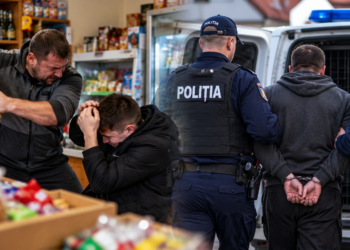 Bărbat de 36 de ani, reținut de polițiști, pentru că a bătut un tânăr de 18 ani cu o coadă de lemn, într-un magazin din Bănești