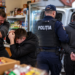 Bărbat de 36 de ani, reținut de polițiști, pentru că a bătut un tânăr de 18 ani cu o coadă de lemn, într-un magazin din Bănești