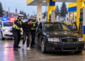 A încercat să-i fenteze pe polițiști cu o intrare fulger la Petrom, dar șmecheria i-a ieșit pe nas. Un rădăuțean cu permisul suspendat a fost scos din mașină, încătușat și băgat la răcoare pentru 24 de ore