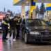 A încercat să-i fenteze pe polițiști cu o intrare fulger la Petrom, dar șmecheria i-a ieșit pe nas. Un rădăuțean cu permisul suspendat a fost scos din mașină, încătușat și băgat la răcoare pentru 24 de ore