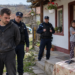Scandal de gelozie într-o familie cu patru copii. Un bărbat și-a bruscat soția, i-a distrus telefonul și a jignit-o pe fiica lor de 11 ani. Polițiștii l-au evacuat din locuință