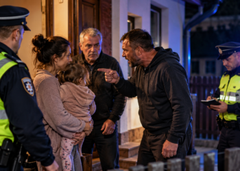 Băut bine, un bărbat din Vicovu de Jos a făcut scandal și și-a amenințat soția și socrul cu bătaia. Polițiștii l-au dat afară din casă și i-au interzis să se apropie de familie