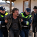 Întors de la muncă din Germania, un bărbat din Ulma s-a luat la ceartă cu sora și tatăl său pentru un teren. Polițiștii l-au încătușat și l-au evacuat din locuință