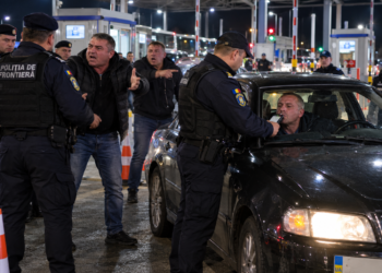 Trei prieteni, unul mai prost ca altul, au făcut scandal la Vama Vicovu de Sus. Unul era beat la volan, altul a amenințat un polițist de frontieră, iar al treilea a venit să le țină partea și s-a ales cu o amendă de 1.000 de lei